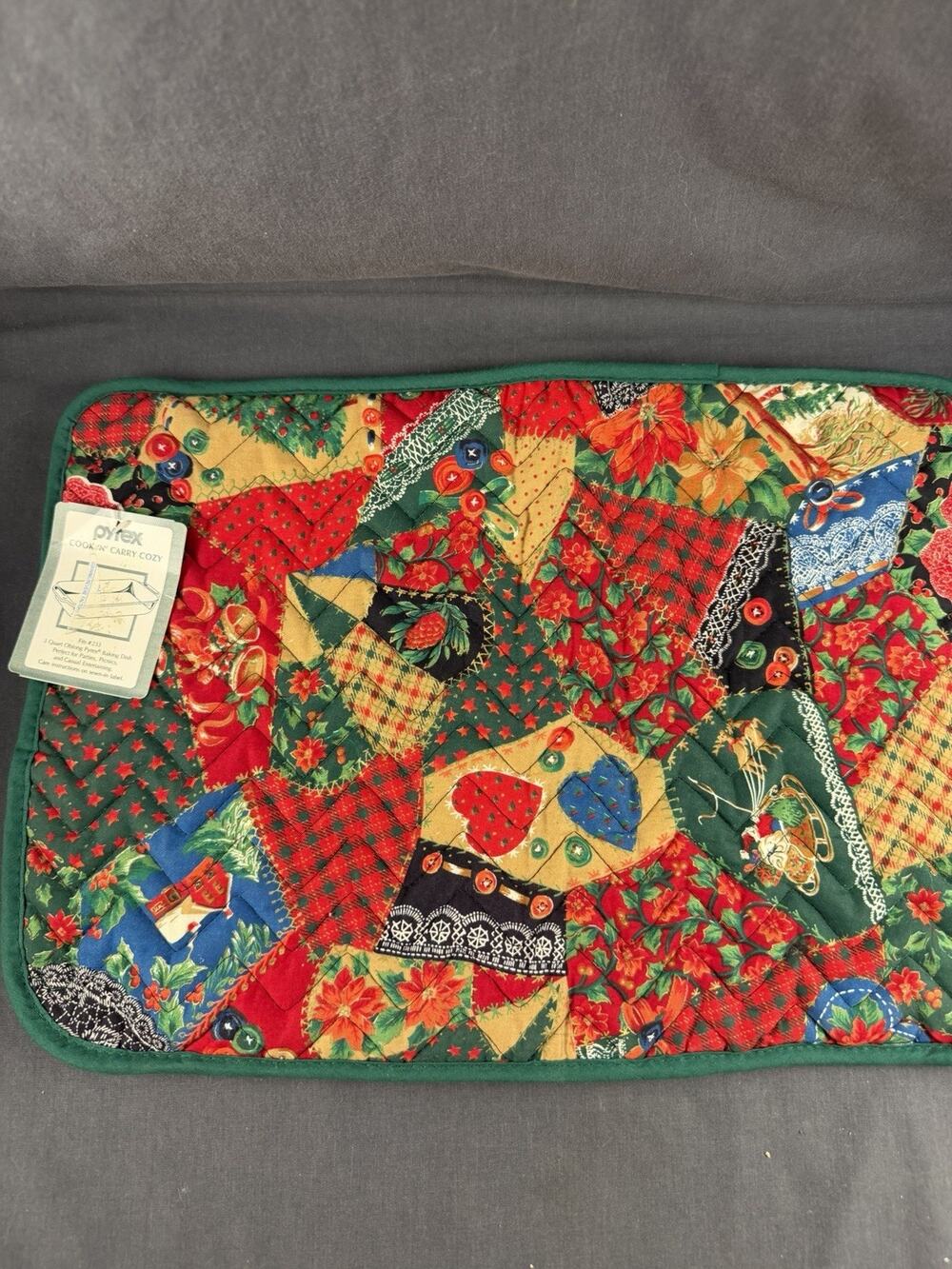 Pyrex Cook n Carry - Christmas Quilted Casserole Cozy - Fits 3qt Oblong
